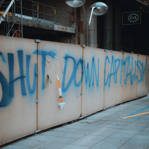 Graffiti dénonçant le système capitaliste