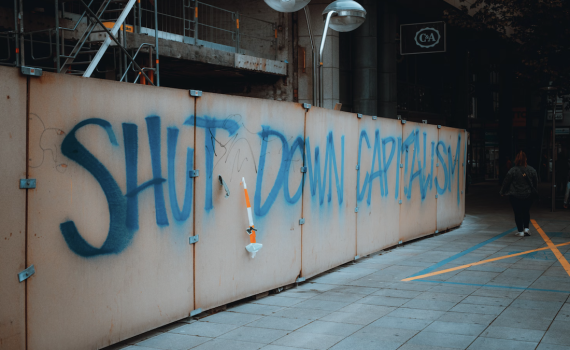 Graffiti dénonçant le système capitaliste