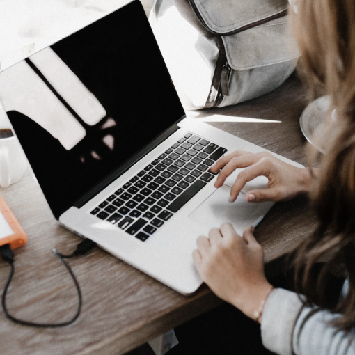 Femme travaillant à l'ordinateur.