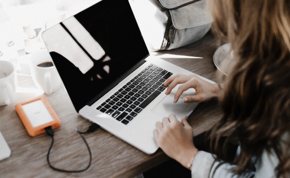 Femme travaillant à l'ordinateur.