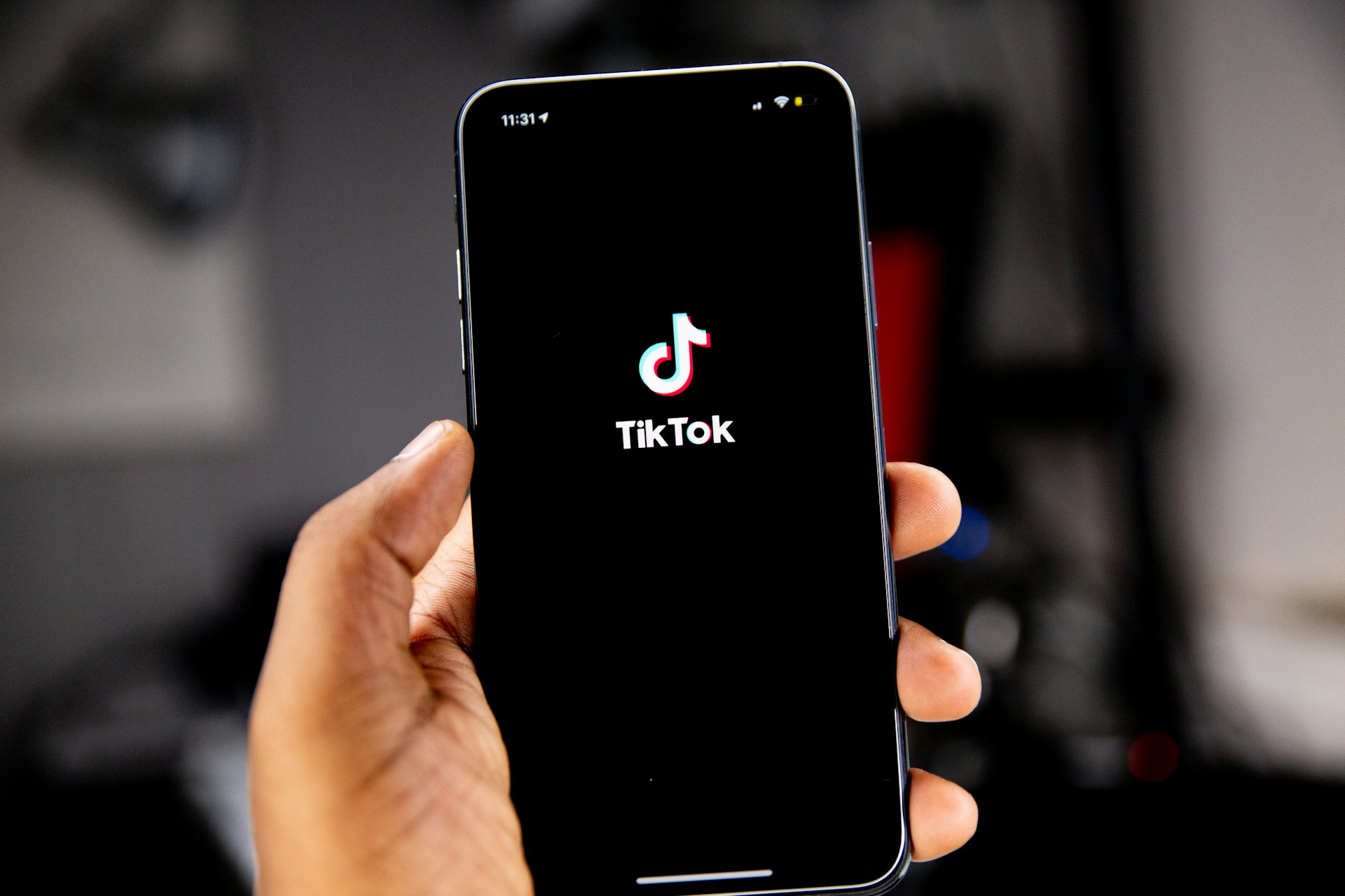 Photo d'un téléphone intelligent sur lequel s'ouvre l'application TikTok.